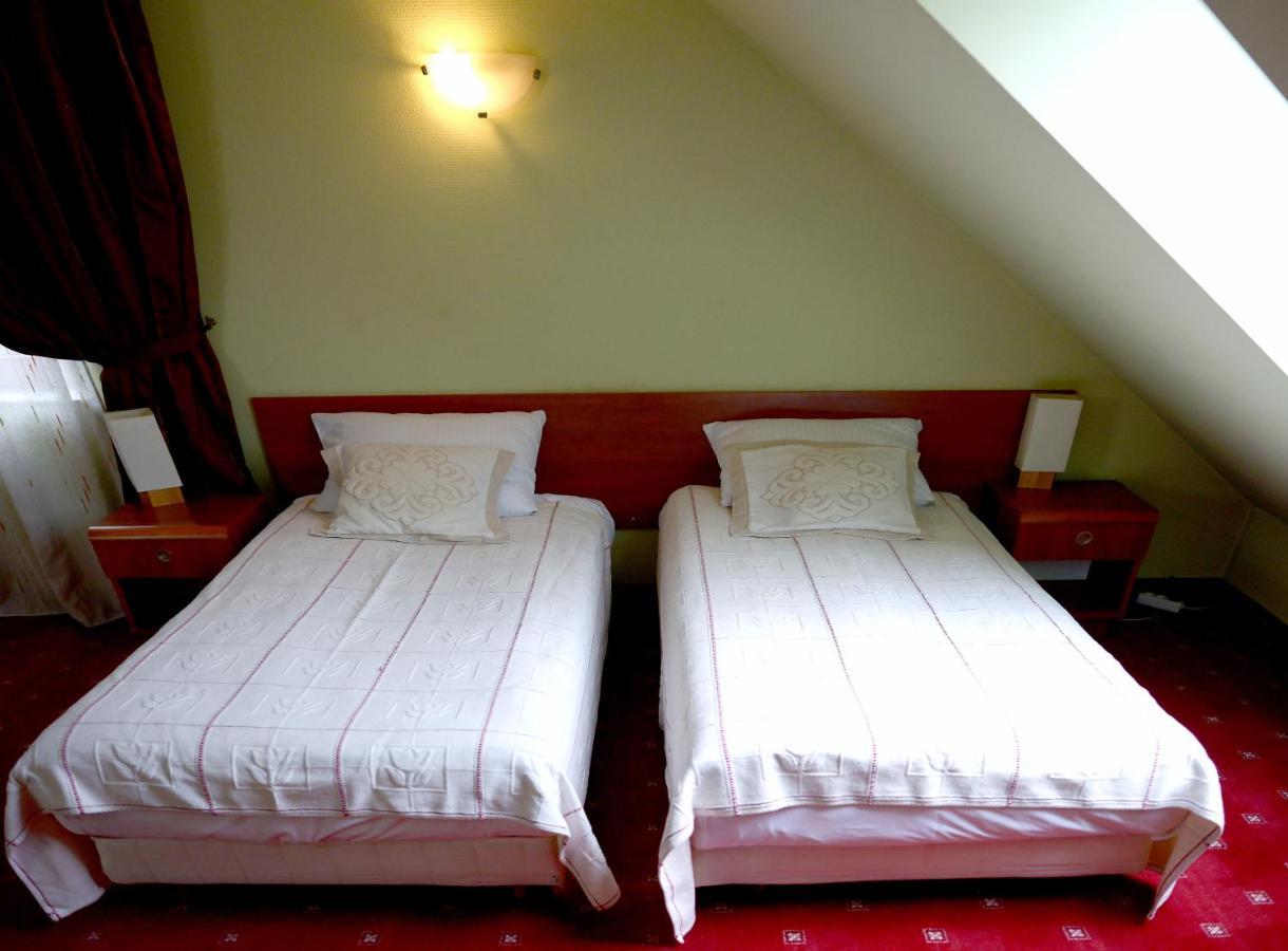 Gosciniec Czarci Mlyn Bed & Breakfast เบงจิน ภายนอก รูปภาพ