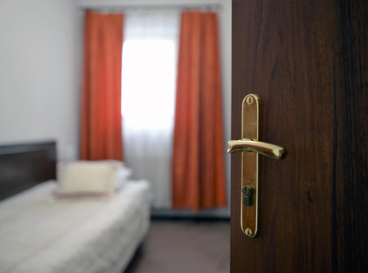 Gosciniec Czarci Mlyn Bed & Breakfast เบงจิน ภายนอก รูปภาพ