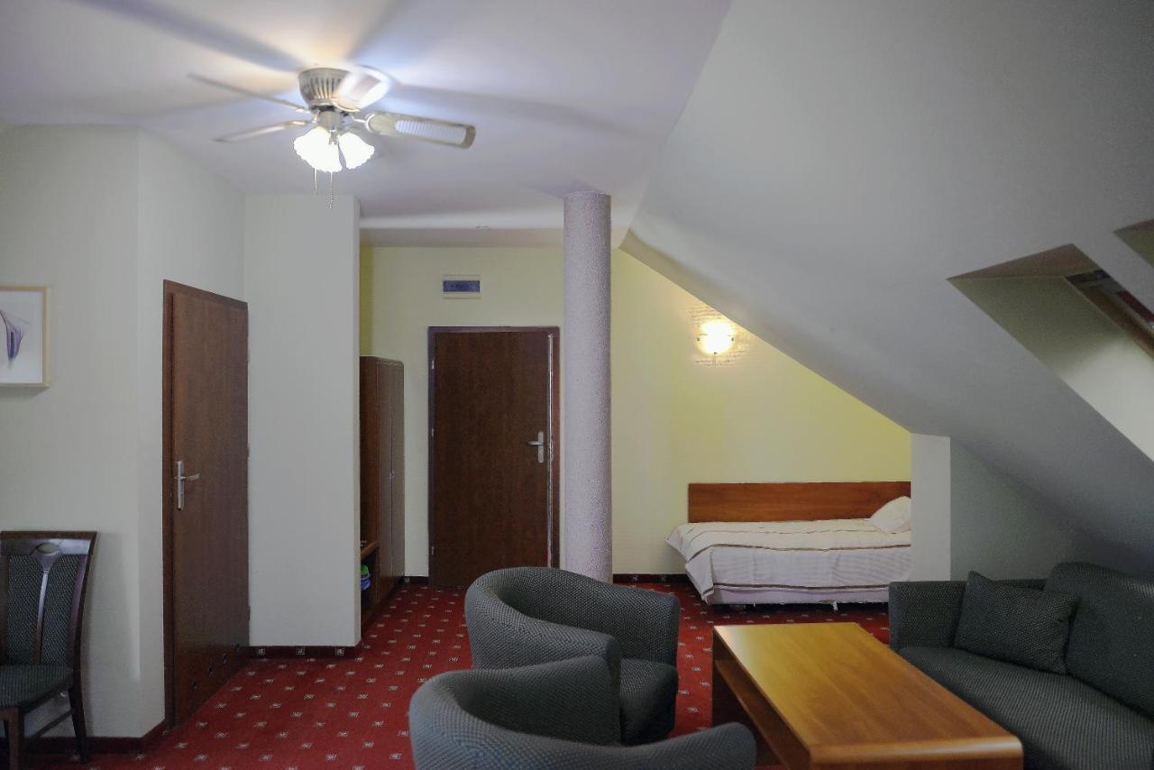 Gosciniec Czarci Mlyn Bed & Breakfast เบงจิน ภายนอก รูปภาพ