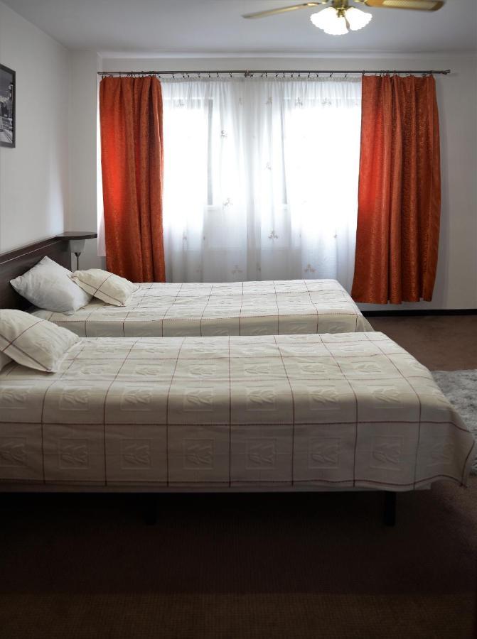 Gosciniec Czarci Mlyn Bed & Breakfast เบงจิน ภายนอก รูปภาพ