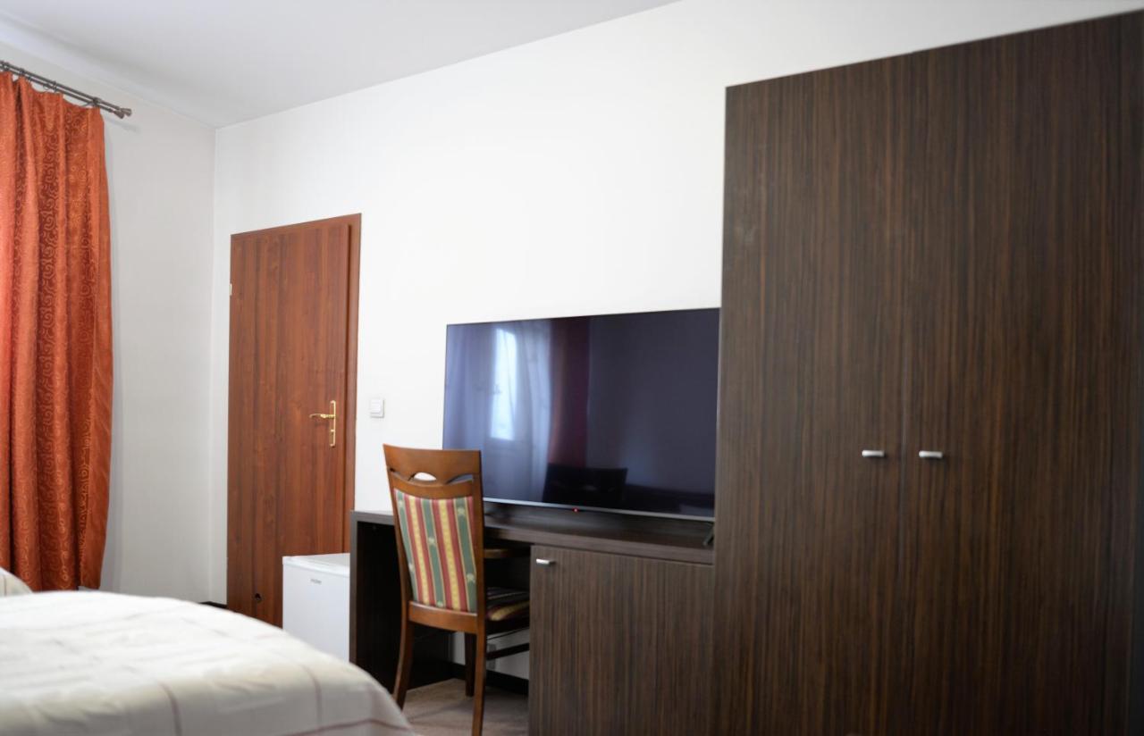 Gosciniec Czarci Mlyn Bed & Breakfast เบงจิน ภายนอก รูปภาพ