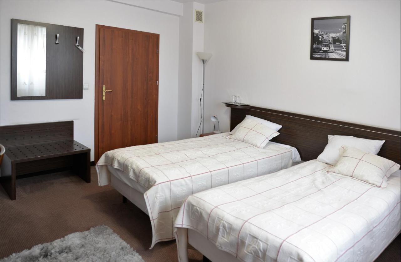 Gosciniec Czarci Mlyn Bed & Breakfast เบงจิน ภายนอก รูปภาพ