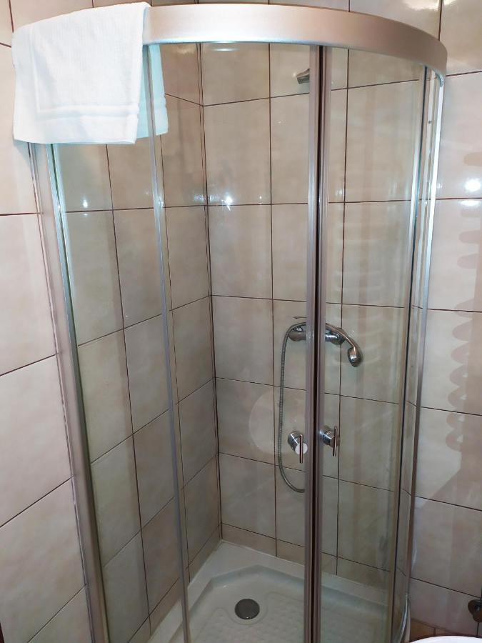 Gosciniec Czarci Mlyn Bed & Breakfast เบงจิน ภายนอก รูปภาพ