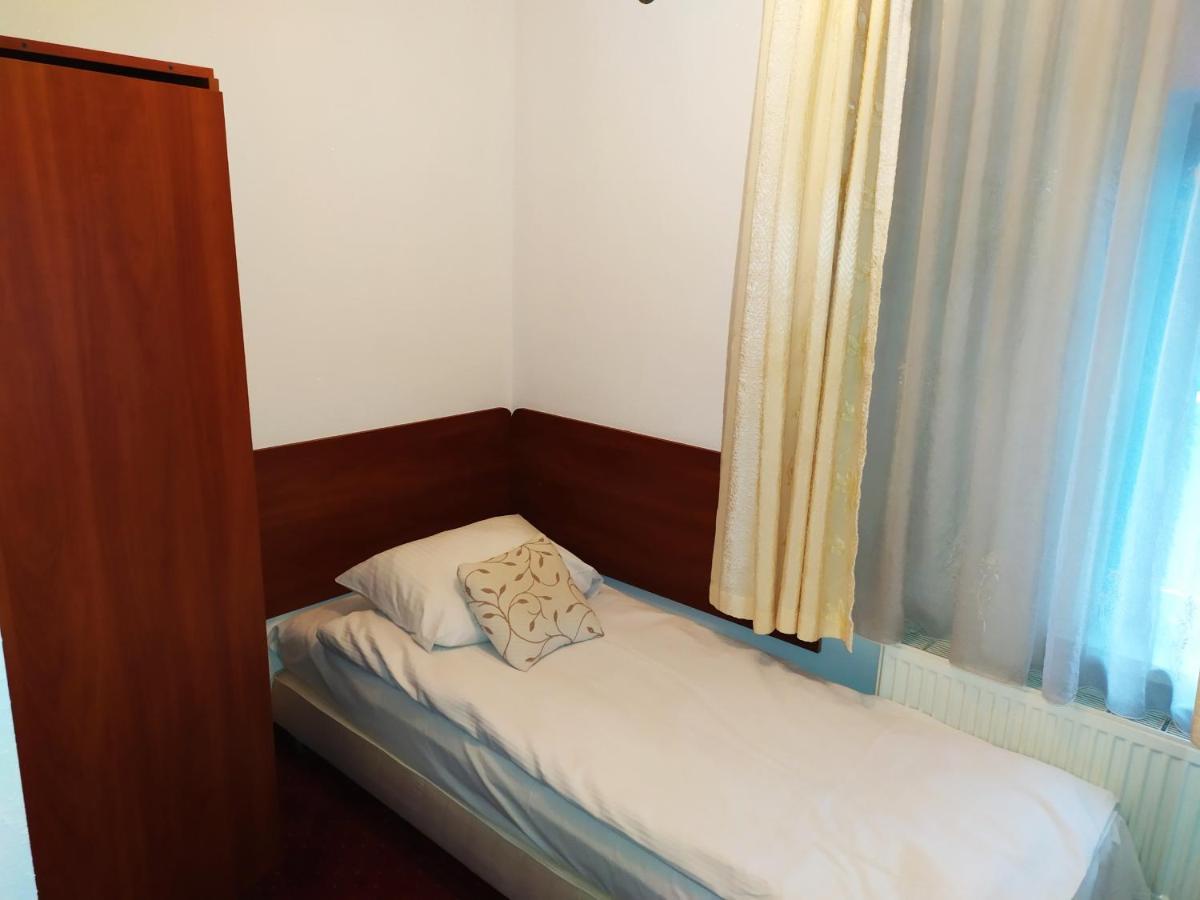 Gosciniec Czarci Mlyn Bed & Breakfast เบงจิน ภายนอก รูปภาพ